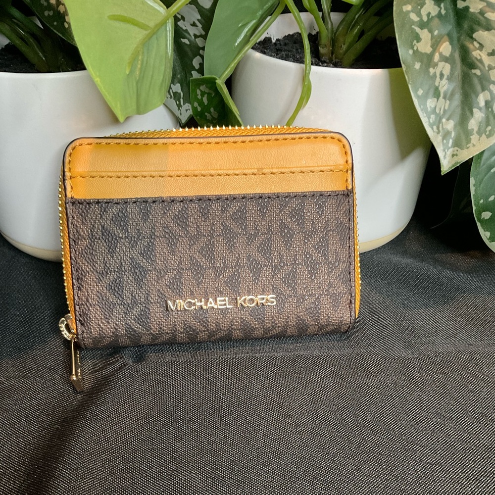 SOLD!!!!! MK MINI BAG WITH WALLET 😍 - Picture 8 of 10